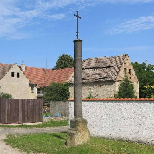 Kamenný sloup s křížkem na rozcestí v Hasičské ulici ve Vrbici