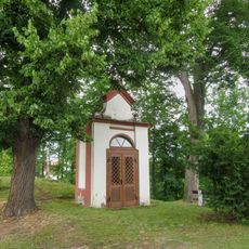 Kaplička v Doksech nad ulicí Žižkova
