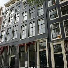 Pand met halsgevel met gebeeldhouwde stoep