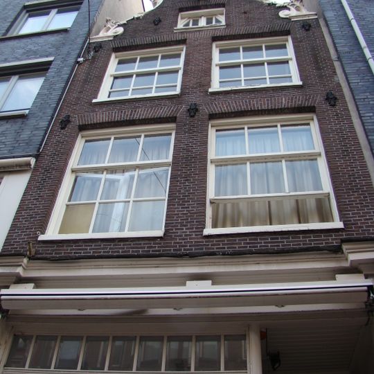 Pand met uit- en ingezwenkte halsgevel