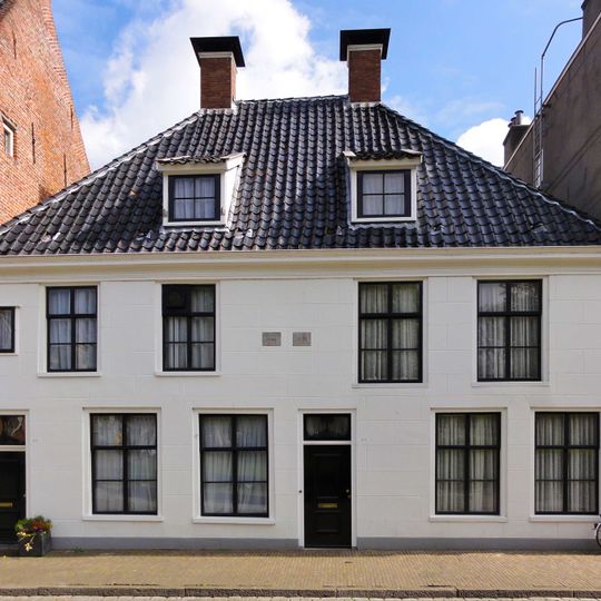 Wit gepleisterd pand