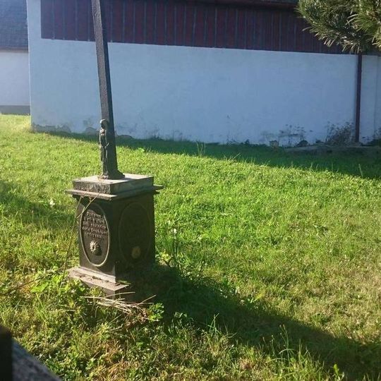 Kříž v Novém Bozděchově v zahradě