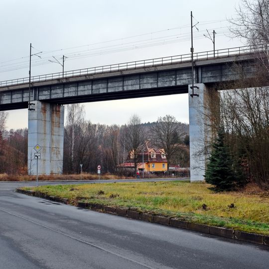 Železniční most přes Pstružný potok a Dlouhou ulici v Královském Poříčí