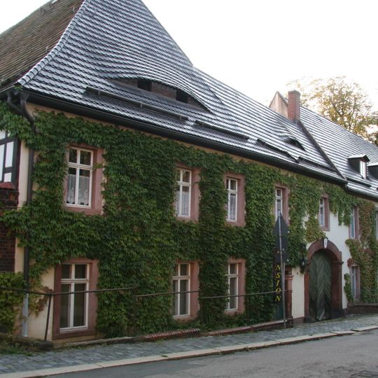 Ehemaliges Stadtgut mit Wohnhaus, Torhaus, Seitengebäude und Scheune sowie Resten der nordwestlichen Einfriedung