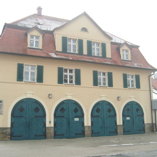 Gerätehaus und Schlauchturm der Feuerwehr in offener Bebauung und Gedenktafel Struvestraße 10