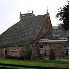Kop-rompboerderij met bijbehorend hek