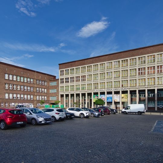 Gmach Muzeum Górnośląskiego w Bytomiu wraz z zewnętrznymi schodami