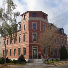 Mietshaus in Ecklage in offener Bebauung mit Vorgarten Lichtenauer Straße 17