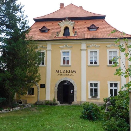 Pamětní deska Josefu Bartovskému na budově muzea v Radnicích