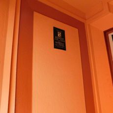 Pamětní deska obětem 2. světové války ve vchodu domu V Háji 1243/35 v Holešovicích