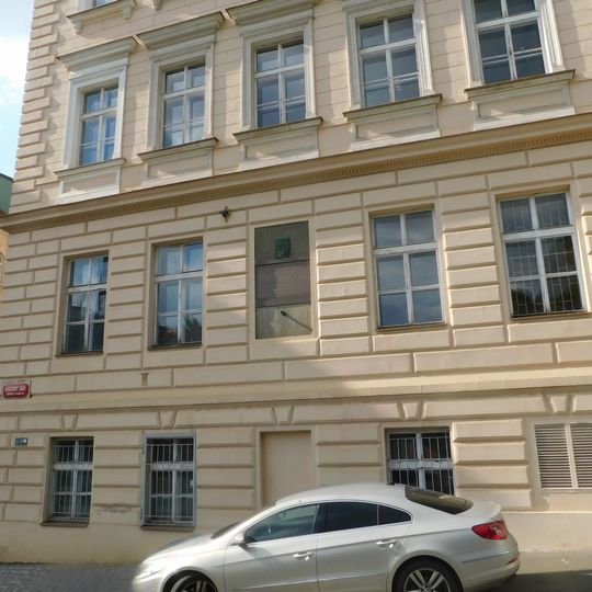 Pamětní deska Bedřicha Šplíchala ve Vršovicích