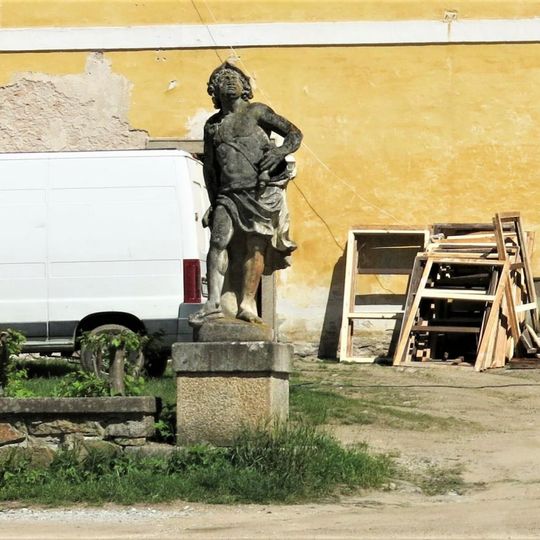 Sochy u brány k hospodářské budově v zámeckém parku v Chlumu u Třeboně