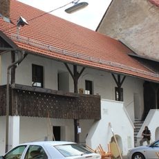Kapitelmesnerhaus und Stadtmauer