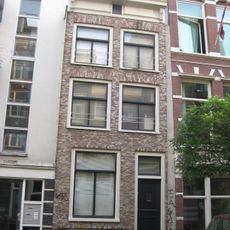 Pand met gevel onder rechte lijst met consoles en dakvoorschot