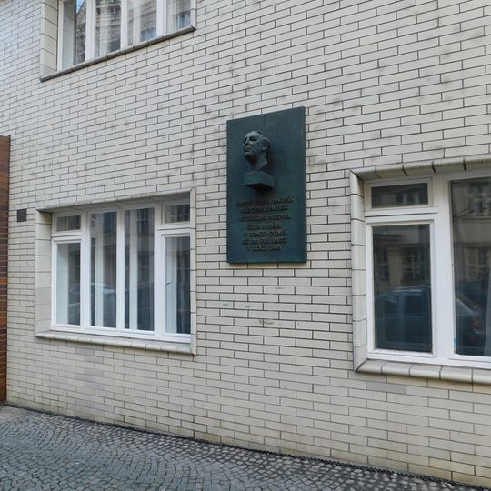 Pamětní deska Vítězslava Nezvala na domě Baranova 1901/4 na Žižkově