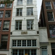 Pand met gevel met puifries onder rechte lijst