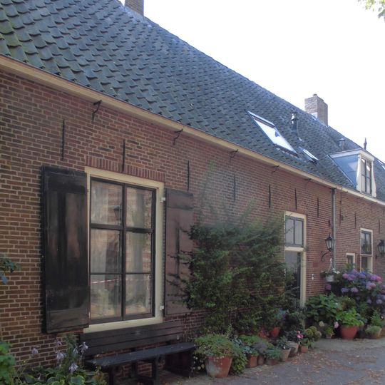 Laag huis onder rechte kroonlijst