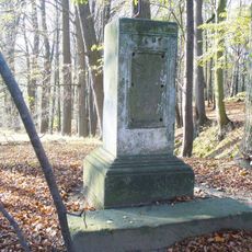 Podstavec kříže v remízu nad restaurací Myslivna ve Staré Olešce