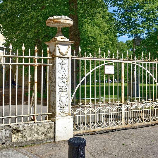 Ворота у дворца