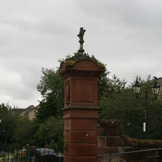 Round Tree Bridge And Commemorative Pillars, Bank Street Brae