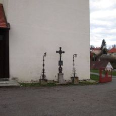Kříž u kostela v Pošné