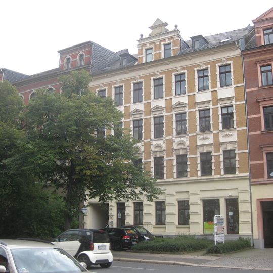 Mietshaus in geschlossener Bebauung mit Vorgarten Müllerstraße 13
