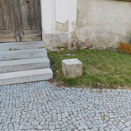 Kříž u hřbitovní brány ve Václavicích