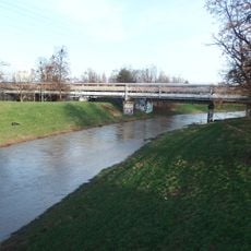Potrubní lávka přes Dřevnici v Otrokovicích východně od mostu tř. Tomáše Bati