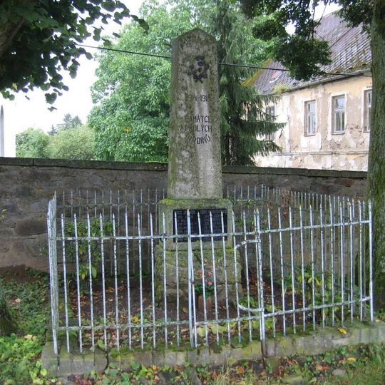 Pomník padlým při kostele Povýšení sv. Kříže ve Zhoři