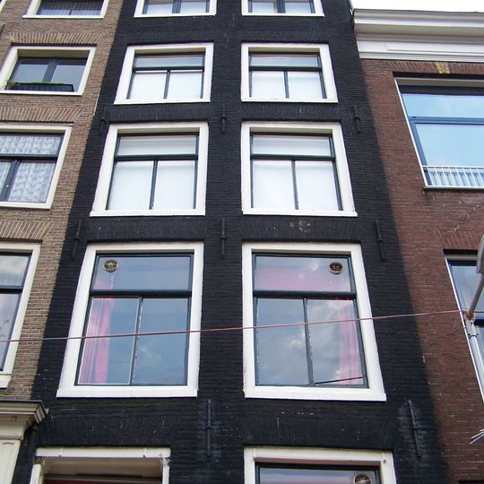 Pand met gevel onder rechte lijst