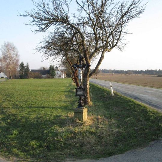 Kříž severně od Benešova u rozcestí