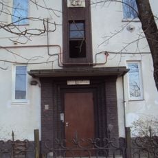 Дом жилой с рельефом над входом (Калининград)