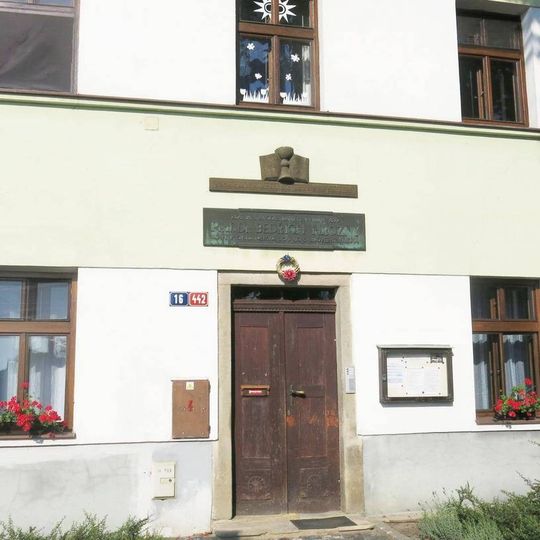 Pamětní deska Bedřicha Hrozného na Náměstí Bedřicha Hrozného 16/442 v Lysé nad Labem