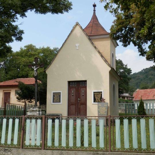 Kaplička s pamětními deskami v Chožově