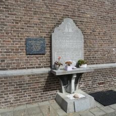 Monument bij de Sint-Walburgakerk