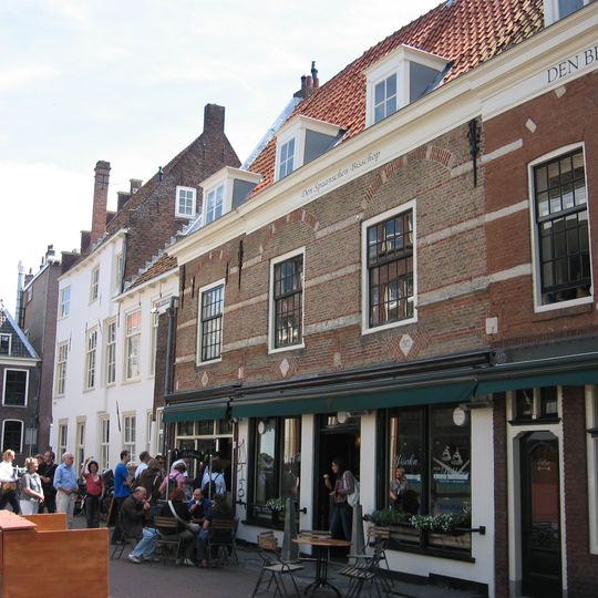 Pandje onder een zadeldak met de aangrenzende nrs. Geprofileerde puibalk, waarboven ruitvormig gevelsteentje met: 1585.