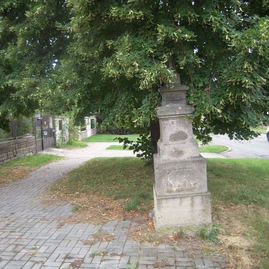 Boží muka u silnice na západním okraji Dřevčic