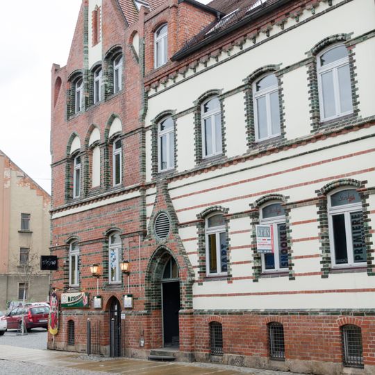 Wohnhaus mit Gaststätte in geschlossener Bebauung Peter-Breuer-Straße 15