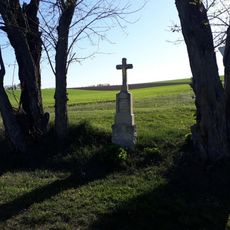 Kříž západně od Čívic u křižovatky