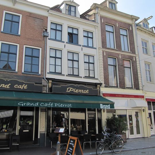 Geel gepleisterde lijstgevel