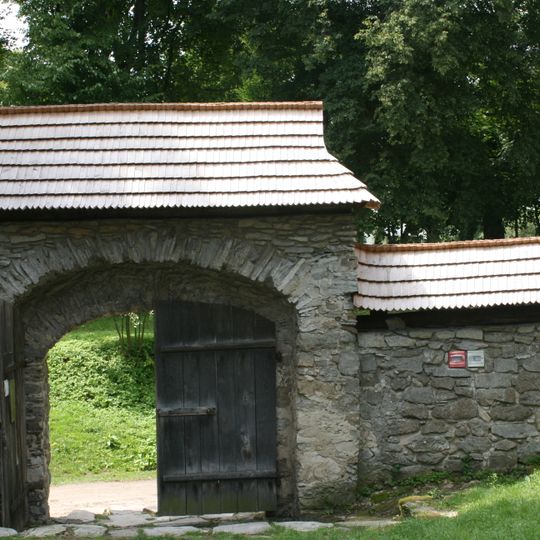 Ogrodzenie z bramami