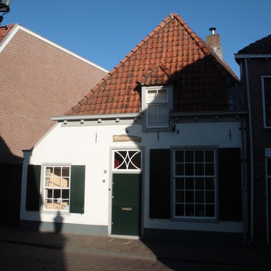 Gewit laag huis met rechte kroonlijst. Boerenhoeve type