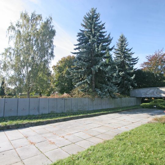 Pomník Osvobození s hroby 27 padlých rudoarmějců