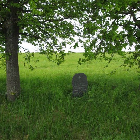 Pomník jižně od Trhomné