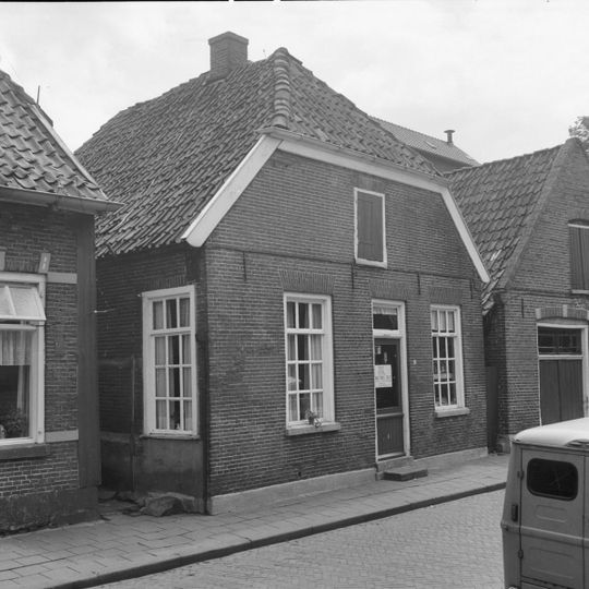 Sober vakwerk-huis met vernieuwde voorgevel en wolfdak