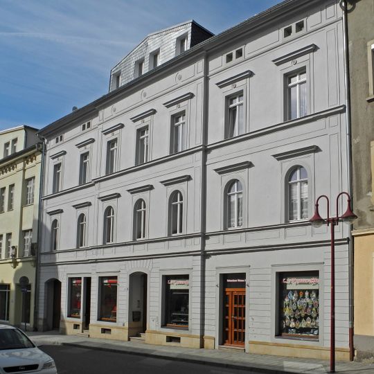 Wohnhaus in geschlossener Bebauung mit klassizistischer Fassade Schandauer Straße 8