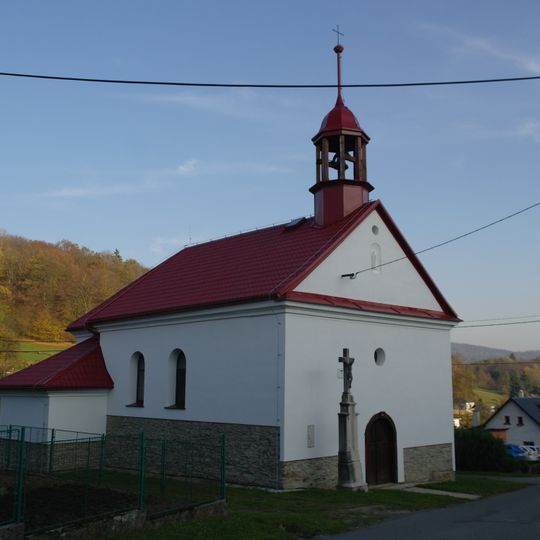 Kříž v Třemešku před kaplí na návsi