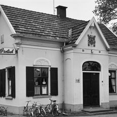 Gepleisterd gebouwtje in enigszins gotiserende stijl