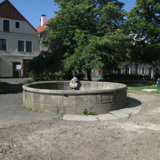 Kašna v Plané na náměstí Svobody v parčíku