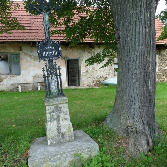Kříž v Kajetíně u kaple